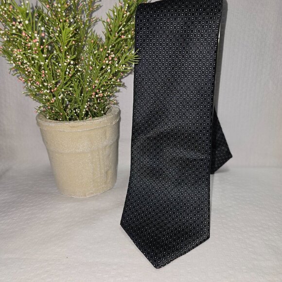 MENS IZOD 100% SILK TIE BLACK WITH CHECKED PATTERN EXCELLENT CONDITION - Picture 1 of 5